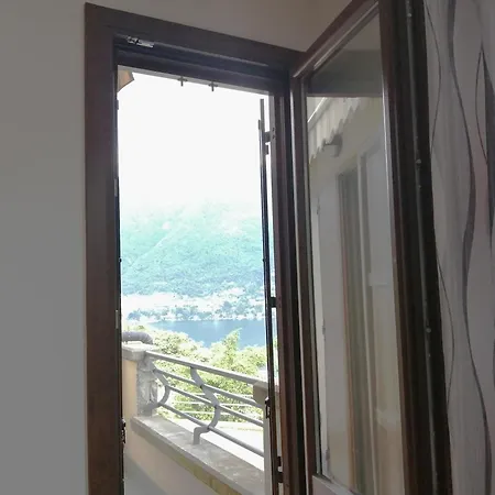 Between Mountains And Casa vacanze Carate Urio