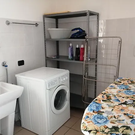 Between Mountains And 別荘 Carate Urio