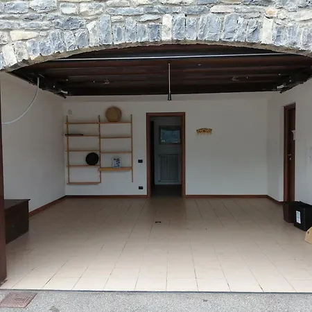 Casa vacanze Between Mountains And Carate Urio