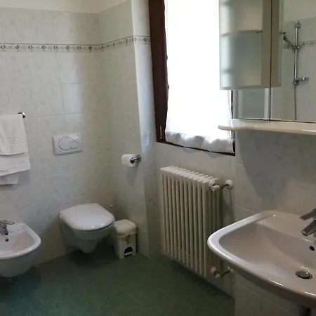 別荘 Between Mountains And Carate Urio