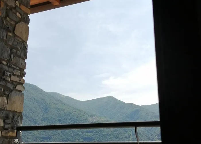 بيت للعطل Between Mountains And Carate Urio